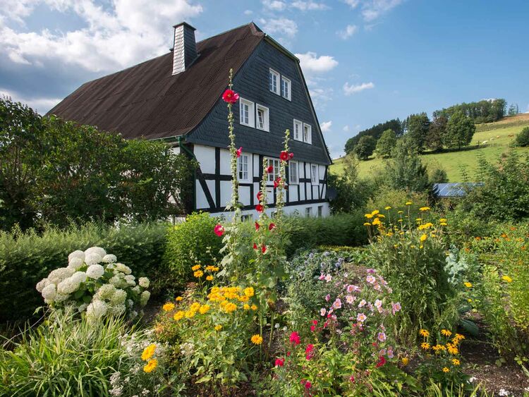 Fachwerkhaus mit Bauerngarten in Fleckenberg
